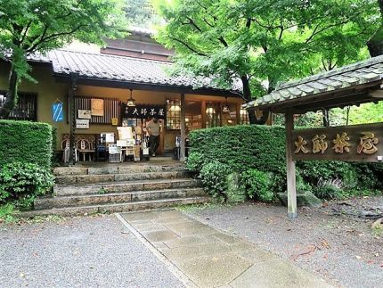 深大寺 「大師茶屋」 緑に囲まれ「天ざるそば」