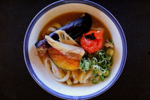ゴロッとした素揚げ野菜が鎮座したスパイシー冷やしカレーうどん 手打ちうどん 清水屋 @ 高松市