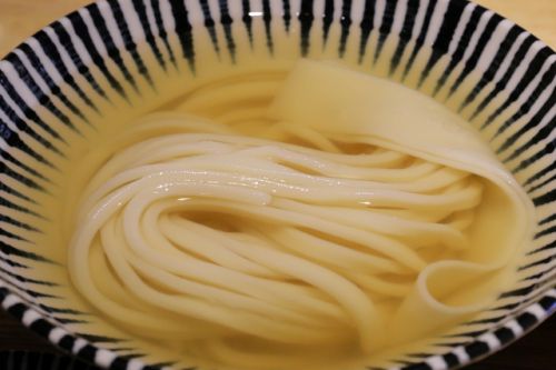 クリアな味わいの冷たいお出汁に浮かぶ一反木綿 うどん屋 椀白 @ 西宮 210920