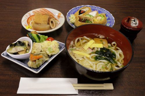 ほっこりとした創作いなり寿司屋さんでうどんをいただく いなり家 こんこん @ 松屋町 211009
