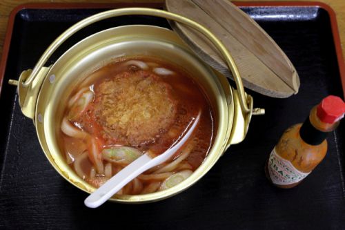 イタリアンな鍋焼きうどんはタバスコで味変! 純手打うどんよしや @ 丸亀市飯野町 211111