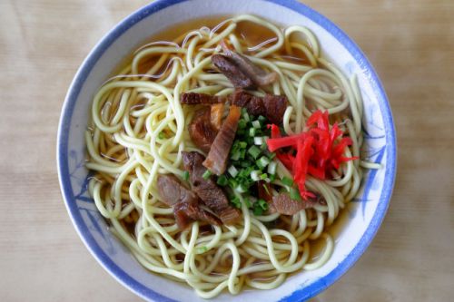 あっさりスープに丸麺のしみじみ旨い八重山そば　なかよし食堂 ＠ 石垣市新栄町　220110