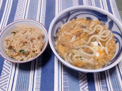お家で「千とせ肉うどん」日清チルド☆ 冷凍ストックヨメ作たき込みご飯と♪ 220327