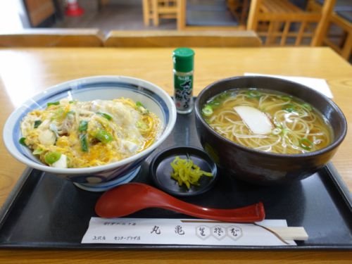 生蕎麦 丸亀@上沢「かつ丼にもそばにも山椒パラパラするんがお好きですねん!」