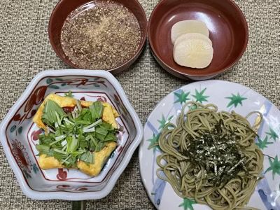 今日の夕食、茶そば、卵焼き、たくあん