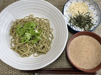 今日の昼食、茶そば