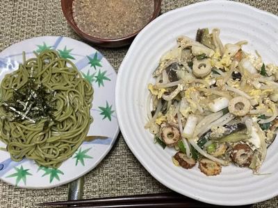 今日の夕食、茶そば、野菜炒め