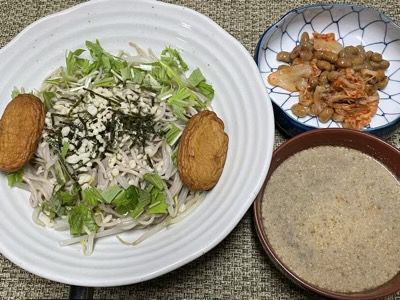 今日の夕食、そば、納豆キムチ