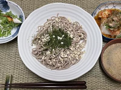 今日の夕食、お蕎麦、冷奴、ささみサラダ