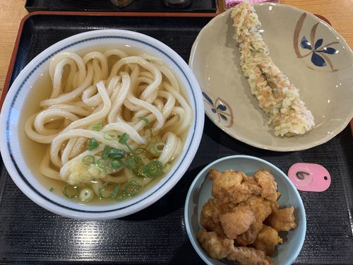 うつ海うどん(かけそのまま+ちくわ天ハーフ+鶏皮唐揚げ)