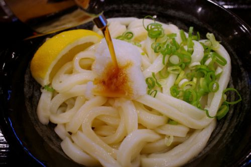 清潔感のある大箱セルフの美味しいうどん店 セルフうどん なりや 本店 @ 平木駅 電車でGO!ことでんで行く讃岐弾丸ツアー 二軒目 220716