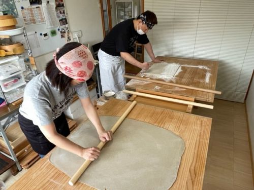 ご夫婦で北海道産と鹿児島産の蕎麦粉で打ち比べ。