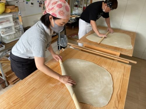 レストランオーナーご夫婦月数回の練習で精度上げてます十割蕎麦打ち。