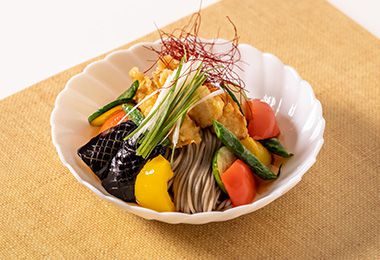 鶏天と彩り野菜の冷しそば ~霧しなそばアレンジレシピ~