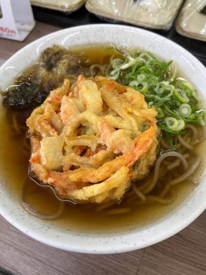 朝ごはんに都そばへ