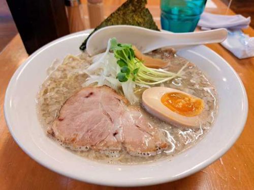 【こってり煮干しそば+背脂(うまてつ)】