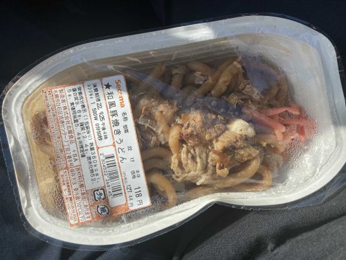昨日のうどん 和風豚焼きうどん127円(セイコーマート羅臼礼文店 北海道目梨郡羅臼町礼文町56-14
