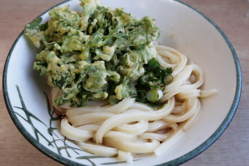 朝一番はあつあつ釜抜きぶっかけうどんに春菊天のせ 吉本食品 @ 東かがわ市三本松 今年初めての讃岐うどんツアー 1軒目 210108