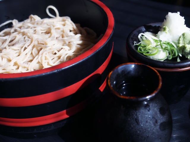 香川高松『情熱うどんわらく』とり天がデカ過ぎるかしわざるうどん!